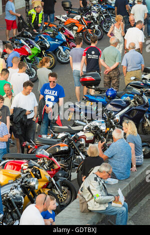 La tête aux foules Poole Quay pour voir les motos sur l'affichage à Poole Machines de rêve nuit vélo à Poole, Dorset en Juillet Banque D'Images