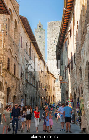 Ruelle de San Gimignano, la ville et la maison-tour de la Moyen-Âge, Toscane, Italie Banque D'Images