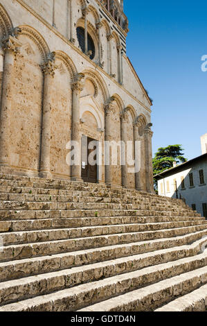 Escaliers exceptionnelle en face de la cathédrale San Cerbone à Massa Marittima, bâtiment du Moyen Âge, la Toscane, la Maremma Banque D'Images