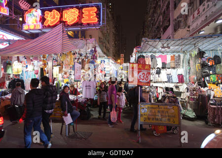 Les gens magasinent au marché nocturne de Mong Kok, Hong Kong. Banque D'Images