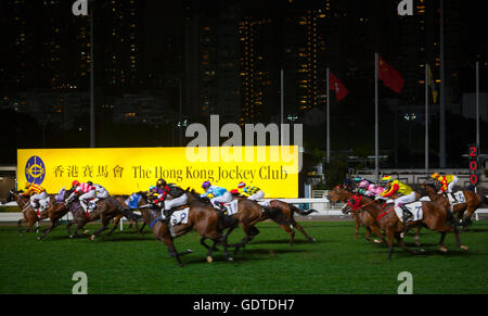 Course chevaux passé le signe de la Hong Kong Jockey Club et hippodrome Happy Valley à Hong Kong. Banque D'Images