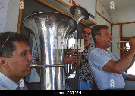 Les musiciens jouant sur des instruments à vent de tuba sur le train en Crimée, Eupatoria, Ukraine. Banque D'Images