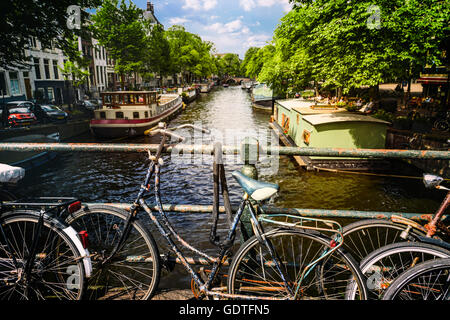 Des vélos sur le pont à Amsterdam Pays-Bas Banque D'Images