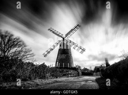 Une longue exposition photo en noir et blanc de Polegate Moulin, East Sussex England Banque D'Images