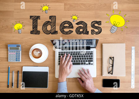 Mains au travail avec ordinateur et un ordinateur portable avec d'autres objets autour, café, vue du dessus, les concepts d'idées pense Banque D'Images