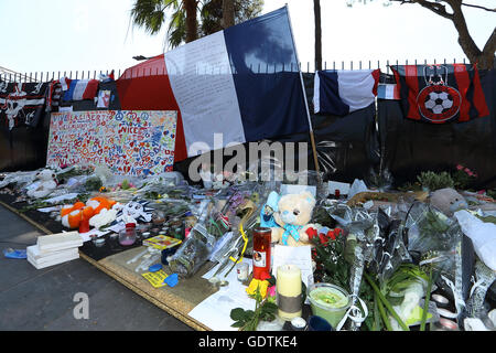 Belle hommage pour mille pour les victimes de l'attentat du 14 juillet, laissant tomber des fleurs, des mots, et les peluches sur la Promenade des anglai Banque D'Images