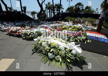 Belle hommage pour mille pour les victimes de l'attentat du 14 juillet, laissant tomber des fleurs, des mots, et les peluches sur la Promenade des anglai Banque D'Images