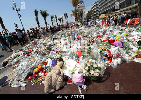 Belle hommage pour mille pour les victimes de l'attentat du 14 juillet, laissant tomber des fleurs, des mots, et les peluches sur la Promenade des anglai Banque D'Images