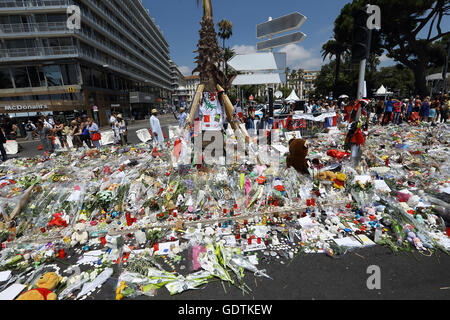 Belle hommage pour mille pour les victimes de l'attentat du 14 juillet, laissant tomber des fleurs, des mots, et les peluches sur la Promenade des anglai Banque D'Images