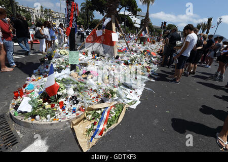 Belle hommage pour mille pour les victimes de l'attentat du 14 juillet, laissant tomber des fleurs, des mots, et les peluches sur la Promenade des anglai Banque D'Images