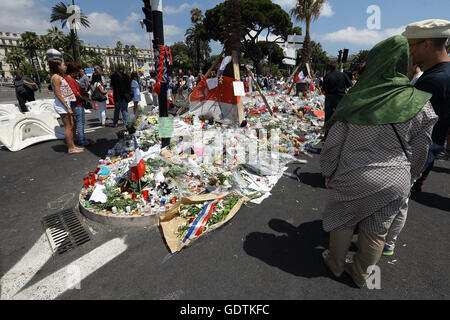 Belle hommage pour mille pour les victimes de l'attentat du 14 juillet, laissant tomber des fleurs, des mots, et les peluches sur la Promenade des anglai Banque D'Images