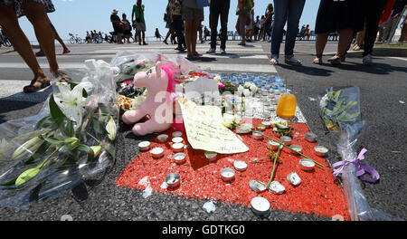 Belle hommage pour mille pour les victimes de l'attentat du 14 juillet, laissant tomber des fleurs, des mots, et les peluches sur la Promenade des anglai Banque D'Images