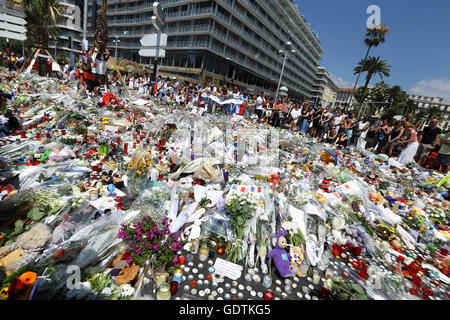 Belle hommage pour mille pour les victimes de l'attentat du 14 juillet, laissant tomber des fleurs, des mots, et les peluches sur la Promenade des anglai Banque D'Images