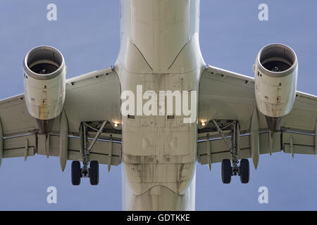 Close-up de l'avion à réaction moderne du dessous contre le ciel bleu Banque D'Images