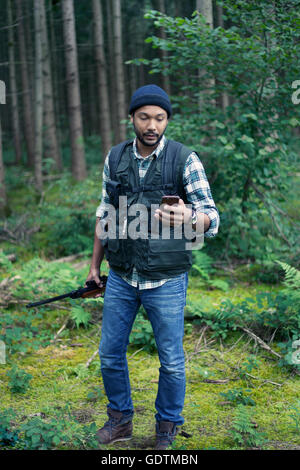 L'Interracial hunter dans la forêt Banque D'Images