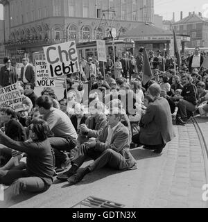 Protestation contre la guerre du Vietnam à Augsbourg, 1966 Banque D'Images