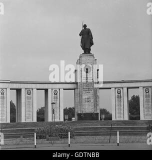 Monument commémoratif de guerre soviétique dans le Tiergarten à Berlin, 1964 Banque D'Images