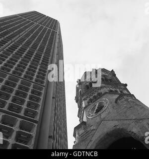 Nouvelle et Ancienne tour de l'Église du Souvenir Kaiser Wilhelm à Berlin, 1964 Banque D'Images