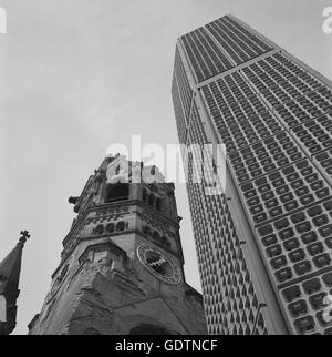 Nouvelle et Ancienne tour de l'Église du Souvenir Kaiser Wilhelm à Berlin, 1964 Banque D'Images