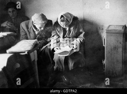 Les gens dans le camp de Valka,Nuremberg 1958 Banque D'Images