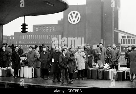 'Italienne ''Gastarbeiter'' à la gare de Wolfsburg, 1966' Banque D'Images
