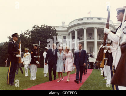 Vice-président Gerald R. Ford et sa femme Betty, à pied le président Richard Nixon et de la Première Dame Pat Nixon à l'hélicoptère sur la pelouse Sud de la Maison Blanche. La démission de Nixon est devenue officielle à midi et Gerald Ford a été assermenté en tant que président à 12:05. Banque D'Images