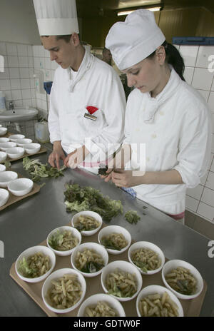 Apprenti chefs dans une cuisine de cantine Banque D'Images