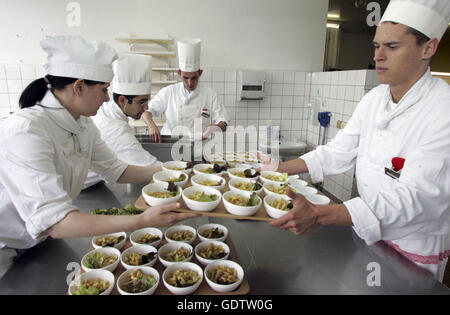 Apprenti chefs dans une cuisine de cantine Banque D'Images