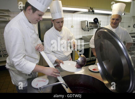 Apprenti chefs dans une cuisine de cantine Banque D'Images