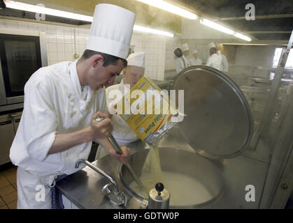 Apprenti chefs dans une cuisine de cantine Banque D'Images