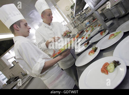 Apprenti chefs dans une cuisine de cantine Banque D'Images