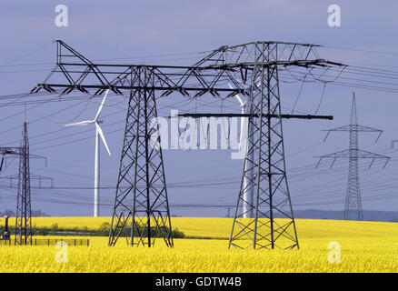 Pylônes électriques et les éoliennes Banque D'Images