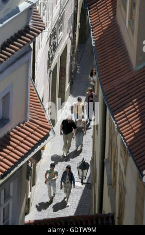 Les touristes à la place de la Vieille Ville Banque D'Images