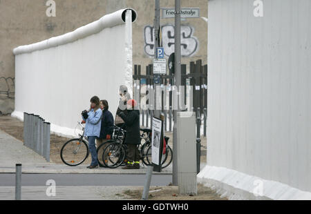 Traverse la mémoire des victimes du Mur de Berlin Banque D'Images