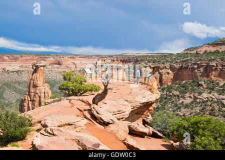 Un touriste bénéficiant d'une vue spectaculaire depuis le plateau du Colorado National Monument Banque D'Images