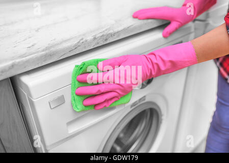 Les mains dans les gants lave lave-linge. Close-up. Banque D'Images