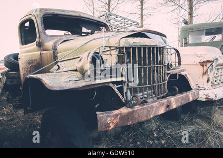 Bien les voitures anciennes sur un parc à ferrailles Banque D'Images