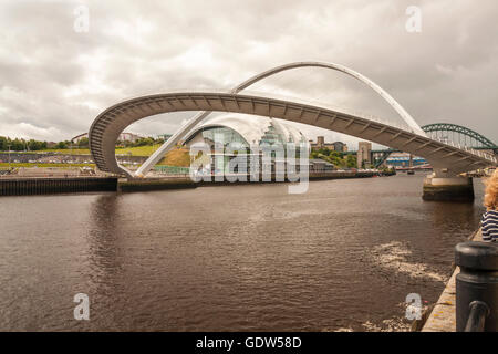 Une vue de la Newcastle Quayside doté du Gateshead Millenium Bridge en position ouverte sur la rivière Tyne Banque D'Images