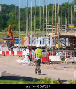 Travailleur de la construction sur un chantier de logements à Littlehampton, Shropshire, England, UK. Banque D'Images