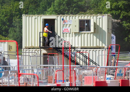 Cabines portables sur un site de construction de logements à Littlehampton, Shropshire, England, UK. Banque D'Images