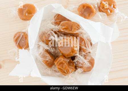 Morceaux de toffee enveloppée dans un sac en papier doux de haut en bas vue Banque D'Images