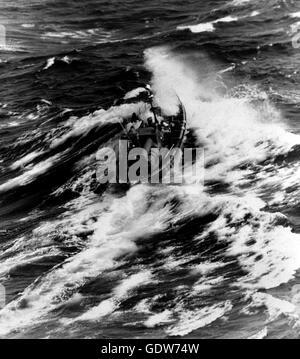 AJAXNETPHOTO. 14e Août, 1979. Mer d'Irlande. - FASTNET RACE 1979 - L'une des nombreuses embarcations QUI PARTICIPENT À LA RECHERCHE DES SURVIVANTS DE LA tempête qui a dévasté le FREAK 1979 FASTNET YACHT RACE PHOTO:AJAX NOUVELLES PHOTOS REF :()YAR   79 SAUVETAGE FASTNET Banque D'Images