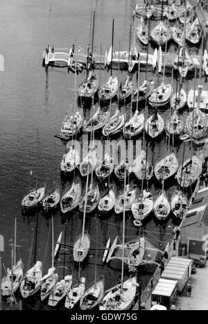 AJAXNETPHOTO. 5e juin 1980. PLYMOUTH, en Angleterre. - 1980 OSTAR - course en solitaire - 91 CONCURRENTS SE PRÉPARER POUR LE DÉBUT DANS MILBAY DOCKS. PHOTO:JONATHAN EASTLAND/AJAX REF :()YAR   1980 OSTAR FLOTTE 03 Banque D'Images