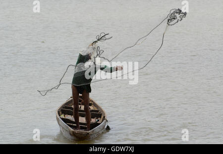 Un pêcheur sur la Lune, près de la ville d'Ubon Ratchathani dans la provinz de Ubon Rachathani dans la région d'Isan en Amérique du Banque D'Images