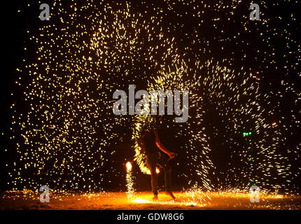 Firestarter performing amazing fire show à Koh Samed. Thaïlande Banque D'Images