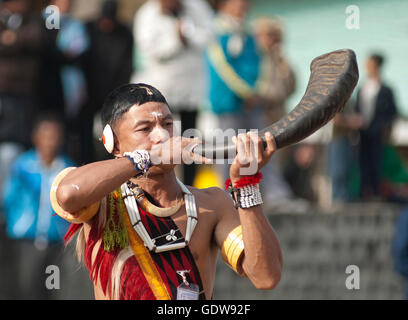 L'image de Phom tribu man blowing horn au Nagaland, Inde Banque D'Images