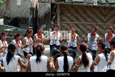 L'image d'Pochury les filles de la tribu en mouvement à Hornbill Festival, Nagaland, Inde Banque D'Images