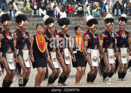 L'image d'Yimchungru Tribu Naga en danse, festival Calao Nagaland, Inde Banque D'Images