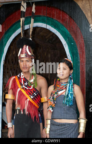 L'image du couple dans la tribu Phom Hornbill festival au Nagaland, Inde Banque D'Images