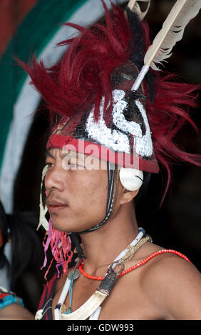 L'image de l'homme à la tribu Phom Hornbill festival au Nagaland, Inde Banque D'Images